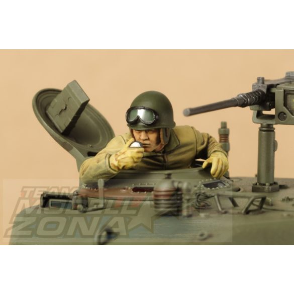 Tamiya - 1:35 Sherman Easy8 Euro 1 figurával - makett