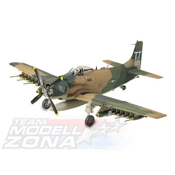 Tamiya Douglas A-1J Skyraider USAF - makett