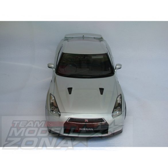 IXO 1:8  Nissan GT-R - hangos - fémelemekkel - prémium építőkészlet