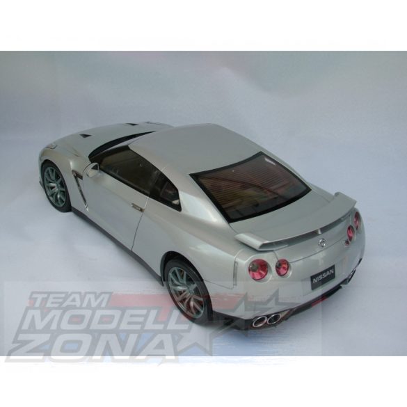 IXO 1:8  Nissan GT-R - hangos - fémelemekkel - prémium építőkészlet