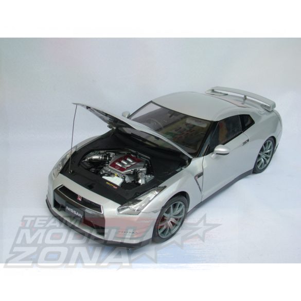 IXO 1:8  Nissan GT-R - hangos - fémelemekkel - prémium építőkészlet