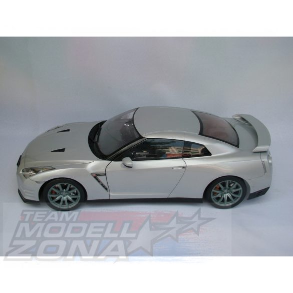 IXO 1:8  Nissan GT-R - hangos - fémelemekkel - prémium építőkészlet